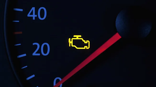 Utfører diagnose på bil