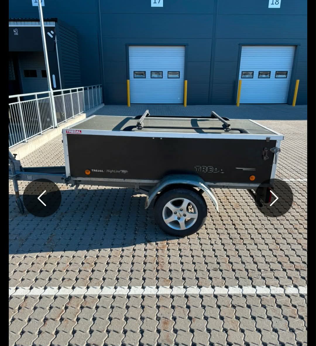 Fritidshenger med lokk, takbøyler og sykkelstativ