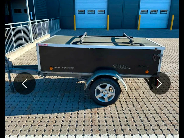 Fritidshenger med lokk, takbøyler og sykkelstativ