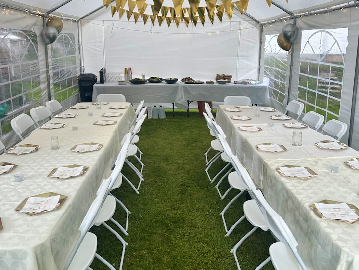 Vita bord och stolar till 50 perosner