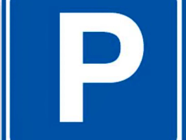 Parkeringsplats på uppfart centralt.