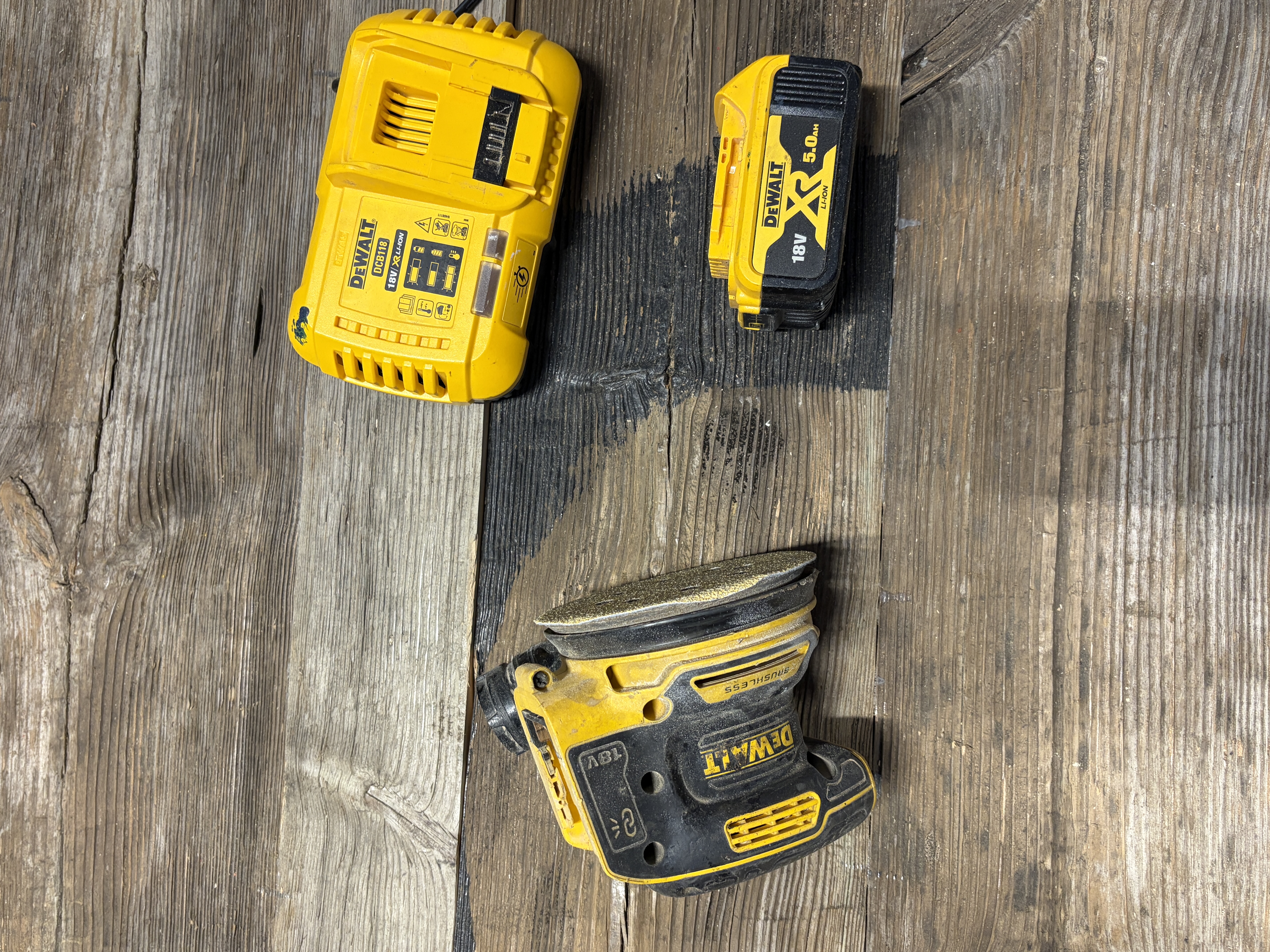 Dewalt dcw210 18v xr børsteløs eksentersliper med batteri og lader 
