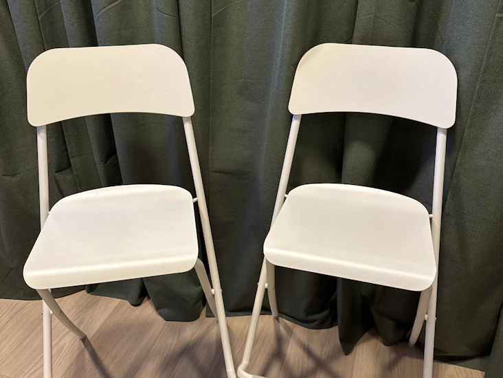 Hvite sammenleggbare barstoler fra ikea