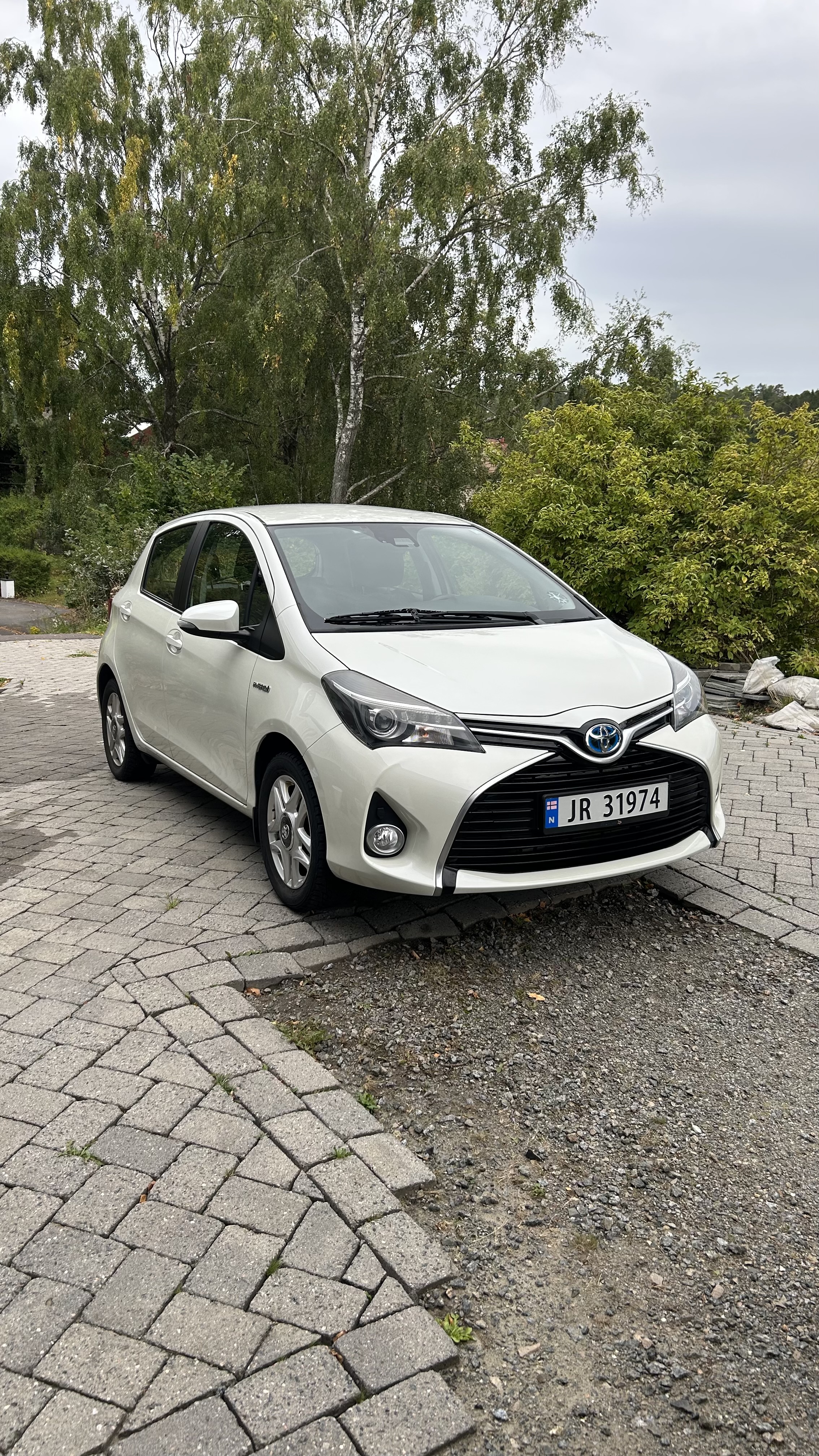 Toyota yaris hybrid 2016