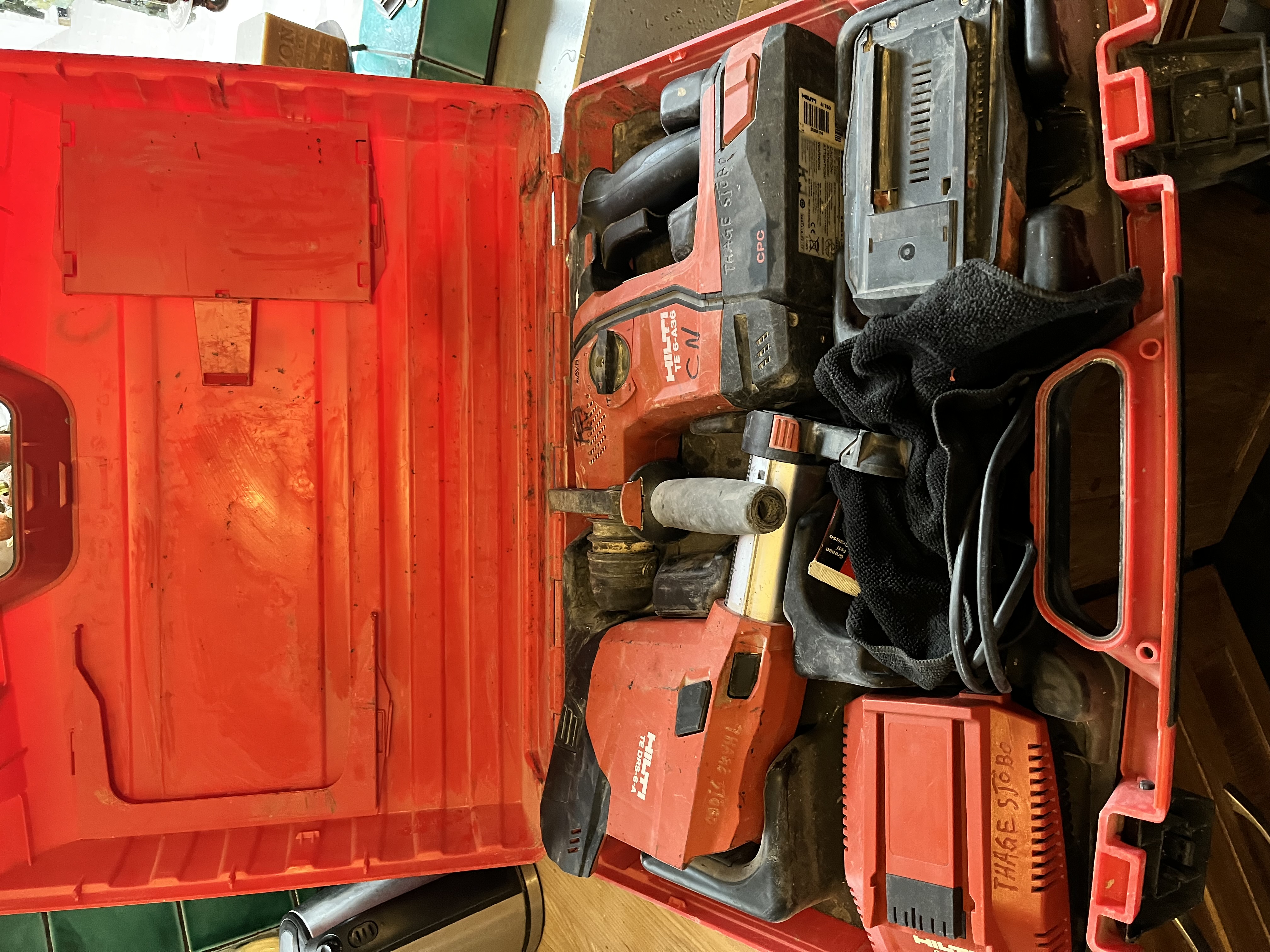 Hilti med dammsugare