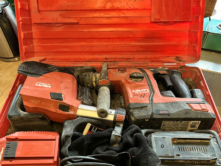 Hilti med dammsugare