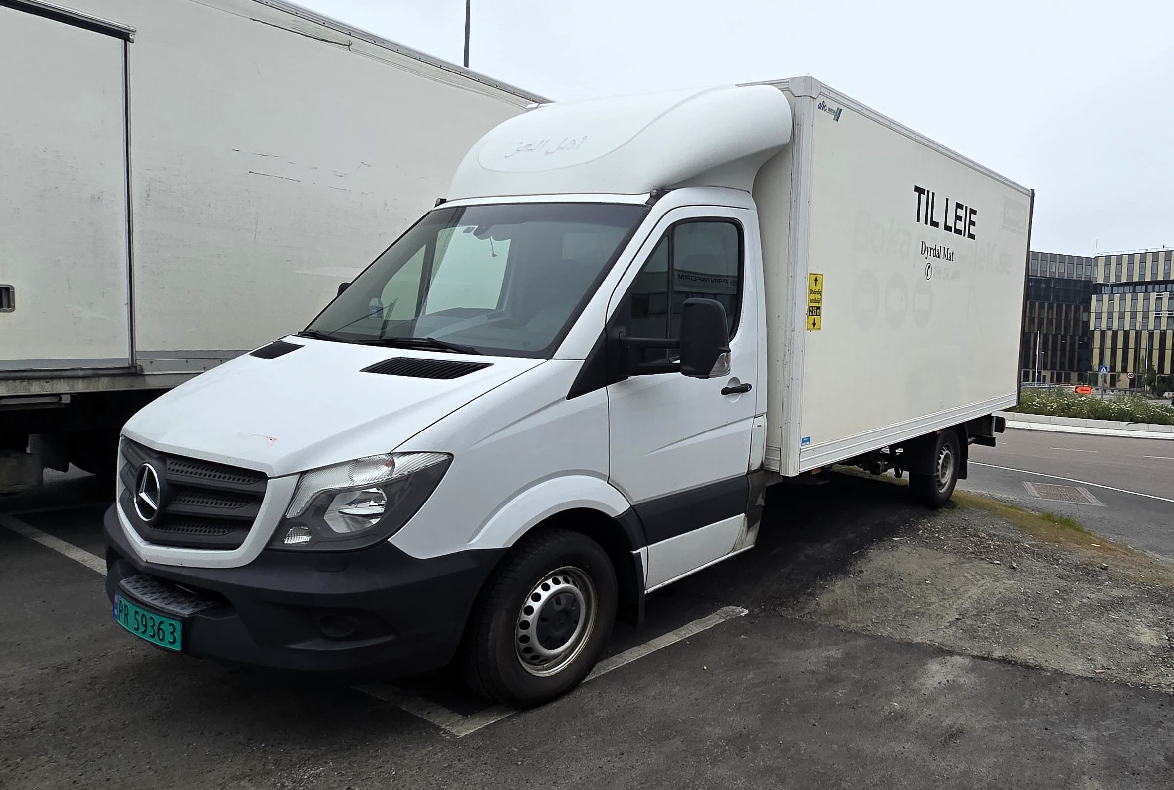 Stor og lettkjørt mercedes-benz sprinter (2020) med løftelem til leie!