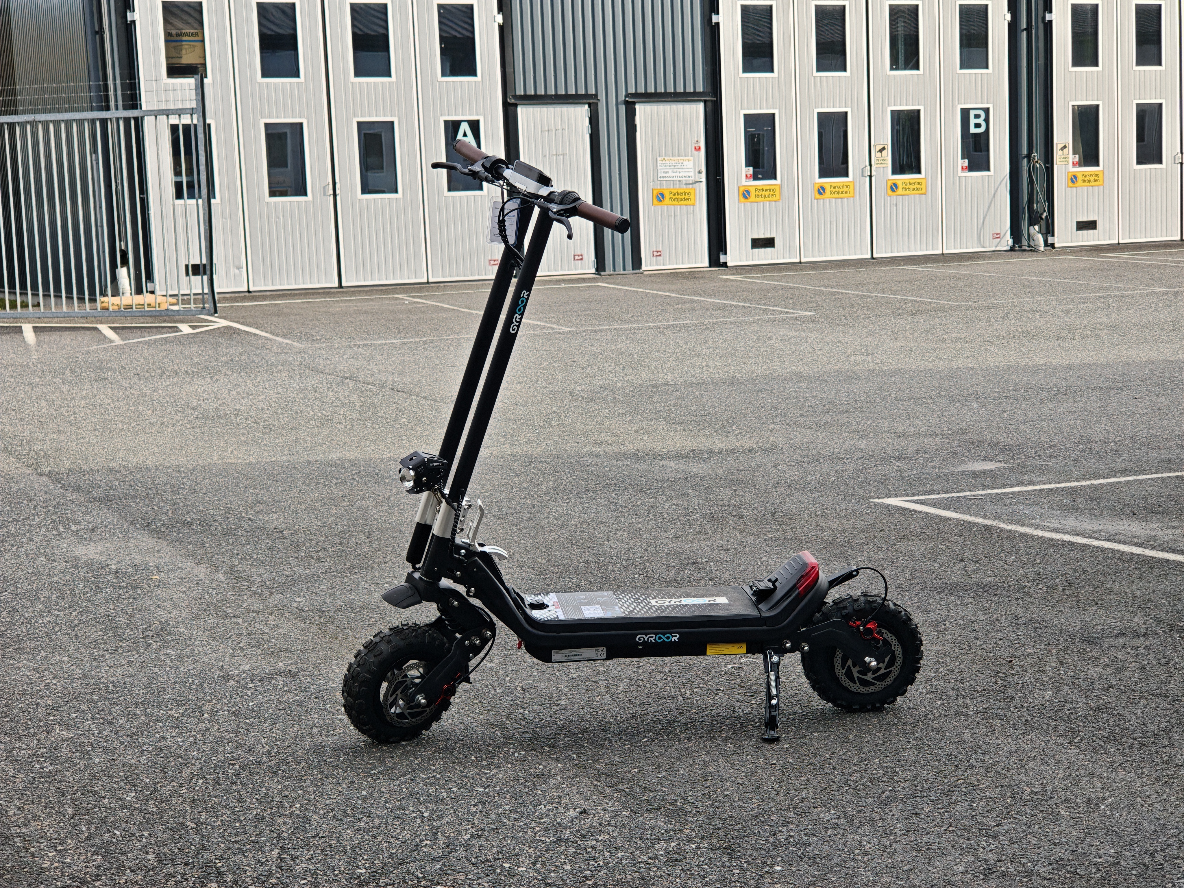 Elsparkcykel (sommar och vinter)