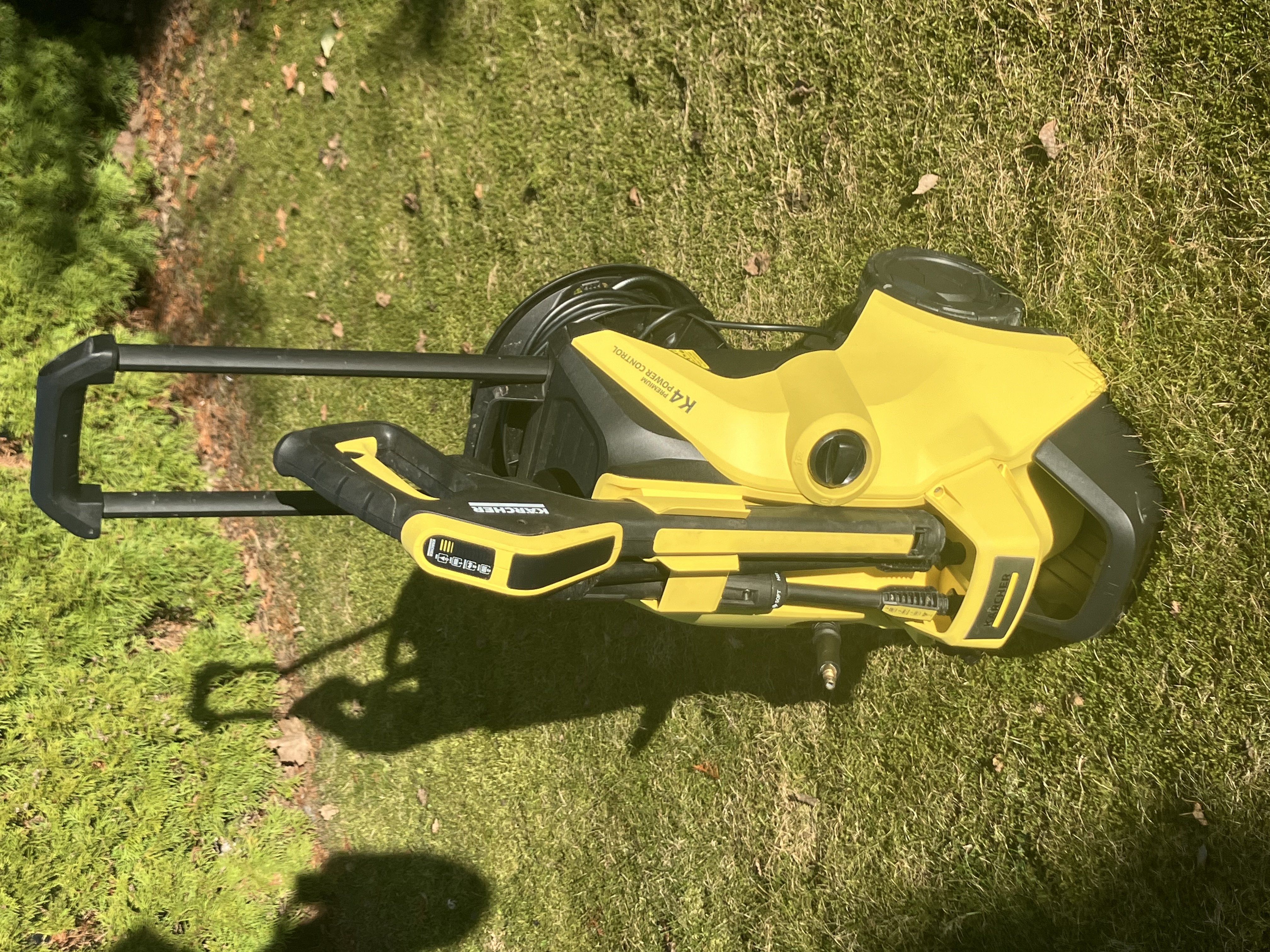 Kraftfull högtryckstvätt kärcher k4 – perfekt för altan, bil och uppfart!