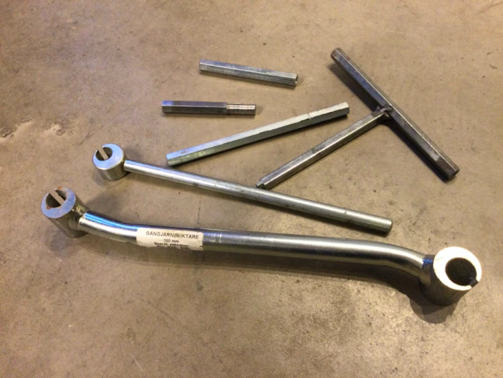 Gångjärnsriktare och monteringsverktyg