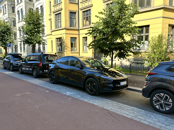 Sensitive goods carrying with tesla y in oslo (hourly)