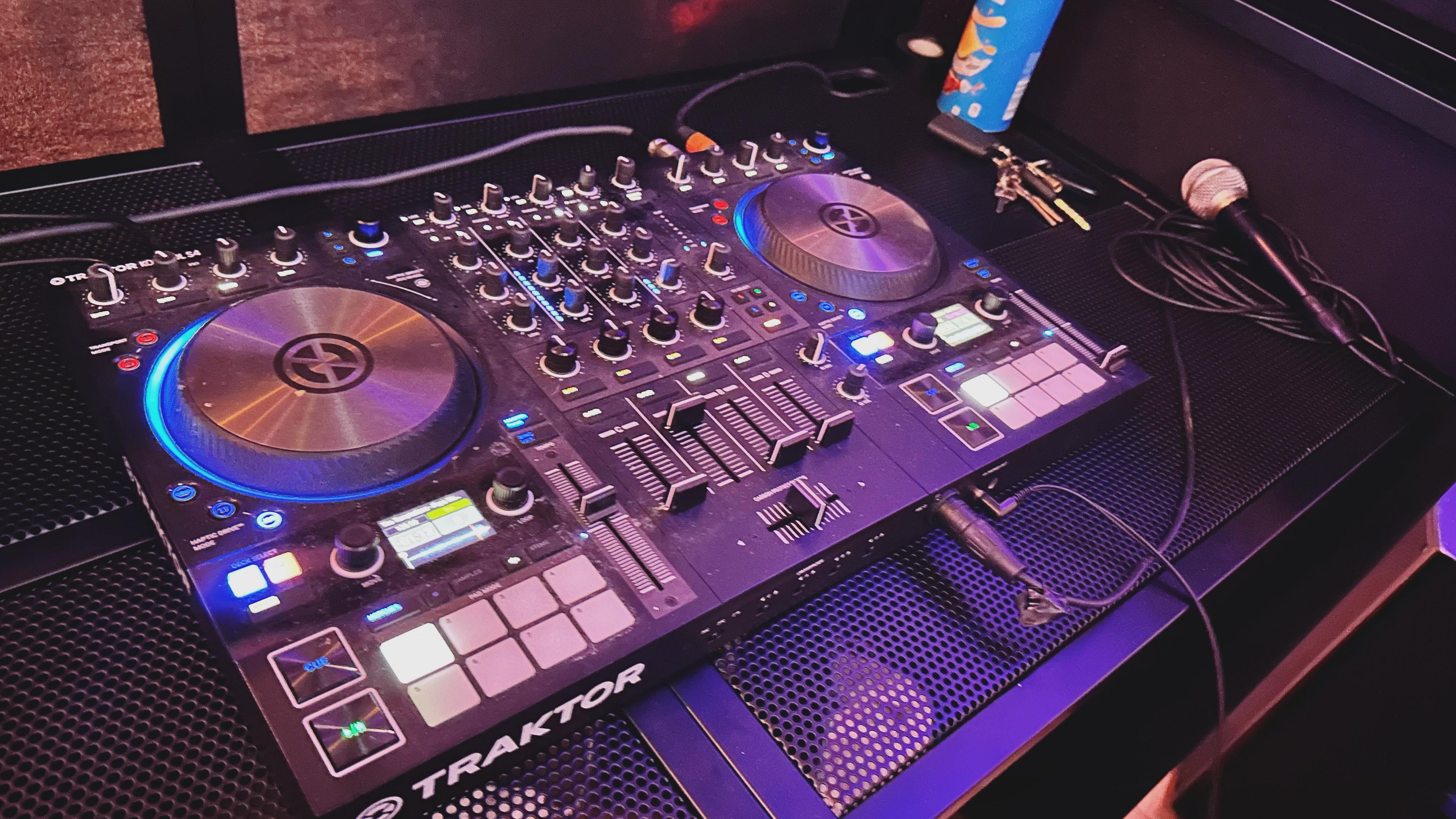 Full dj set up with traktor controller and lights