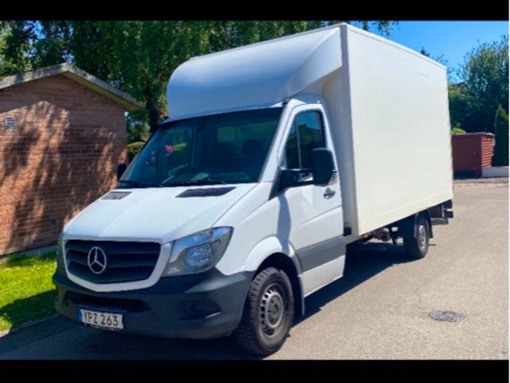 Skåpbil med hiss 18 kubikmeter aut växellåda