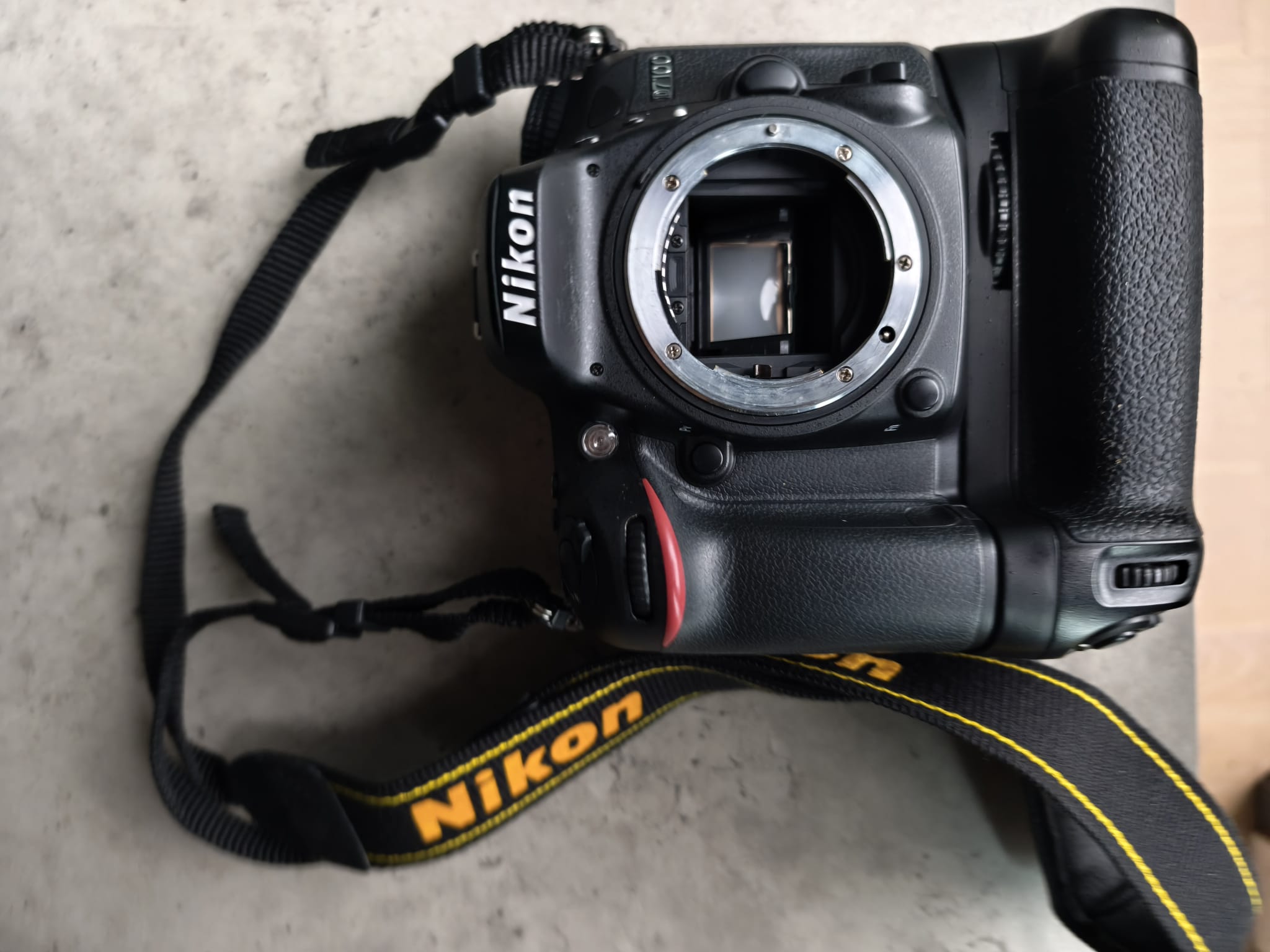 Komplett fotopakke: nikon d7100 + 3 objektiv (50mm, 18-140mm, 55-300mm) + batterigrep & stativ