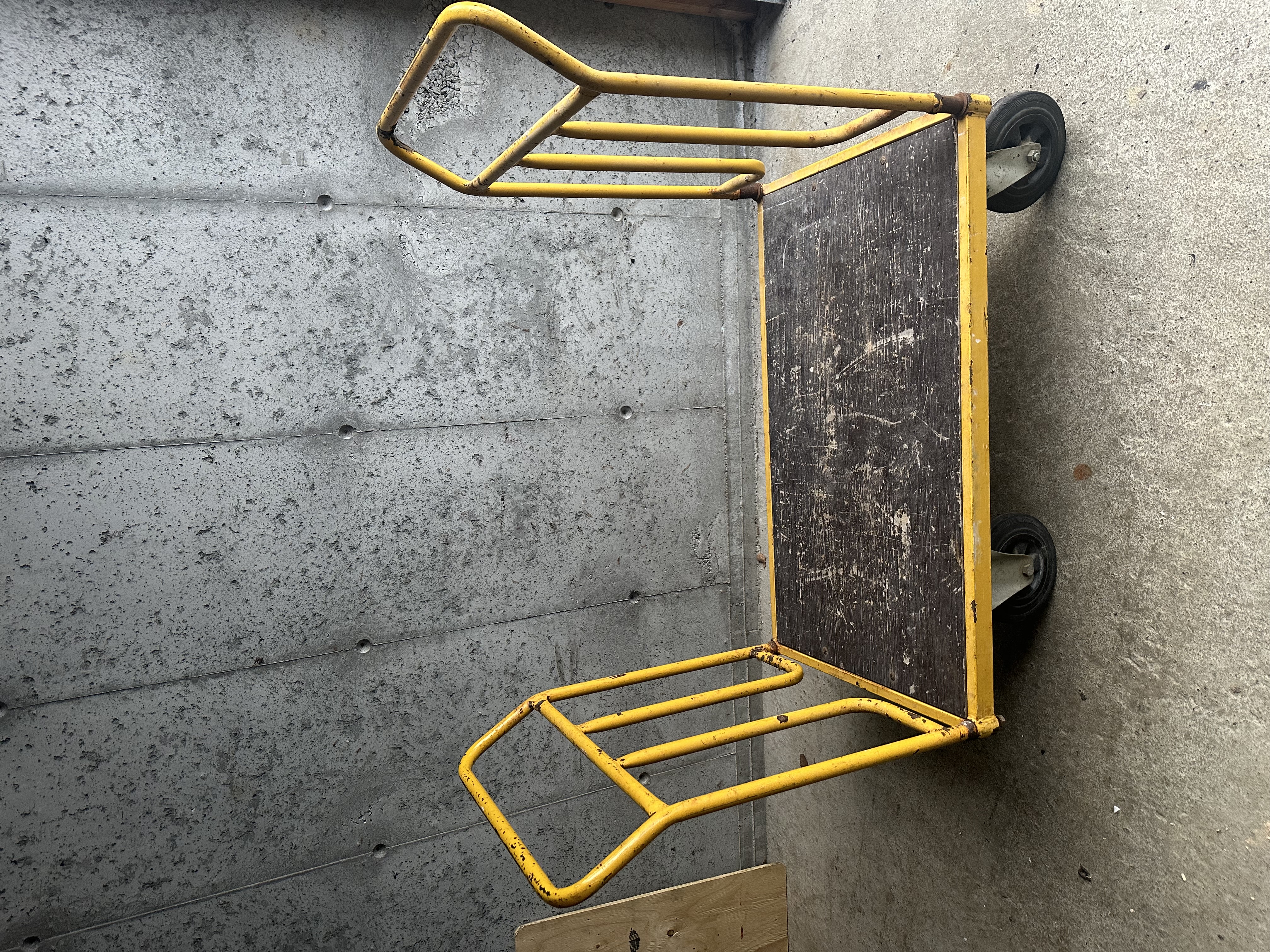 Solid tralle med 4 hjul. kapasitet 500 kg