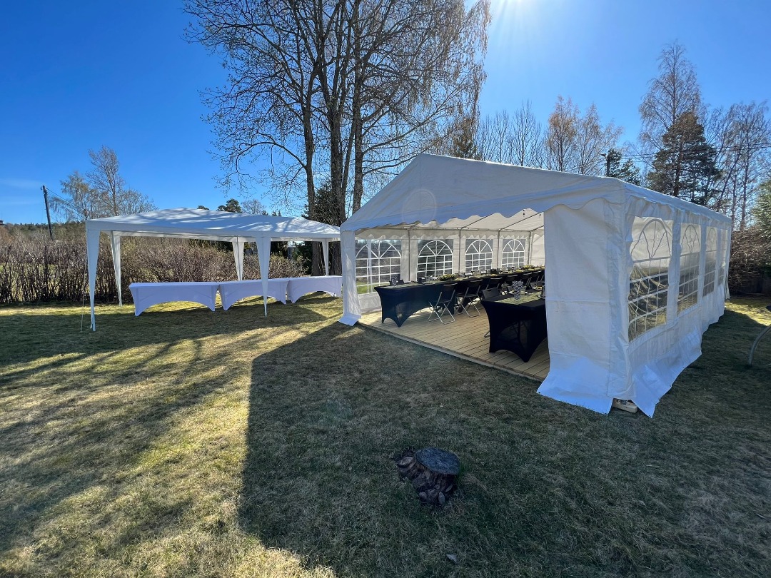 Partytelt, stoler, benker, bord, belysning