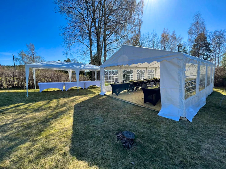 Partytelt, stoler, benker, bord, belysning