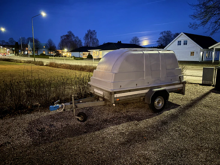 Tiki trailer med kåpa