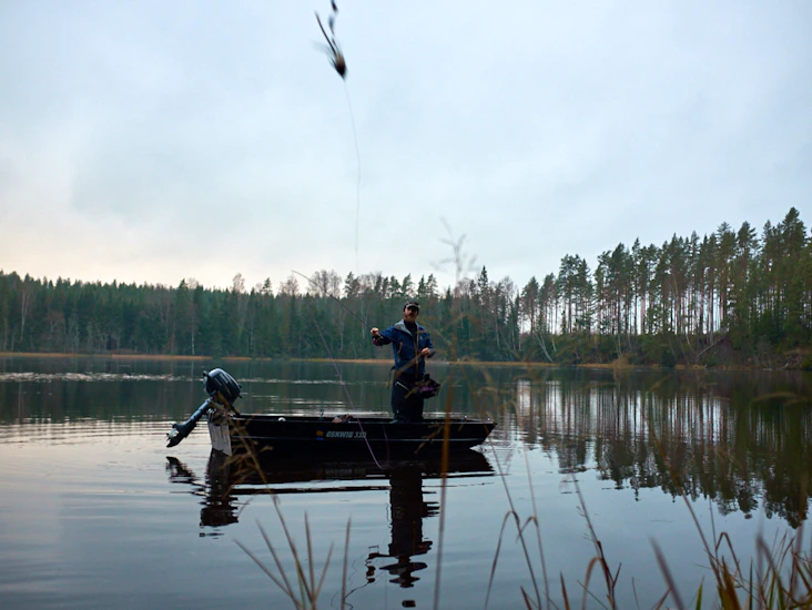 Takbåt oskwig 330 – perfekt för två fiskare & friluftsliv!