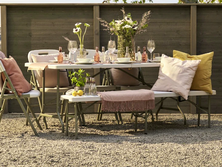 Kokoontaittuvat juhlapöydät, tuolit ja penkit