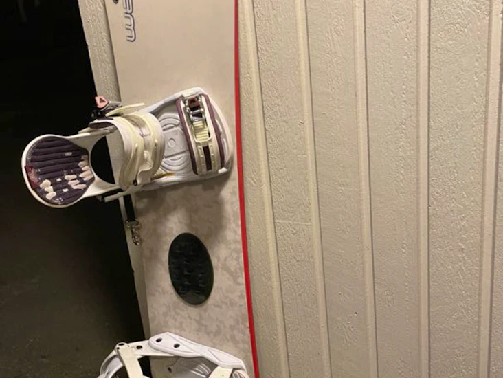 Snowboard med boots hjälm