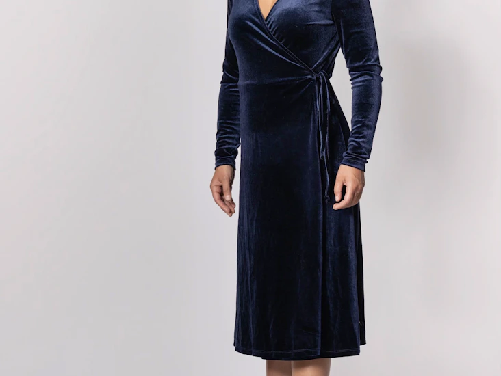 Marineblå omslagskjole i fløyel, str. s