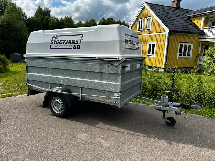 Släpvagn med kåpa