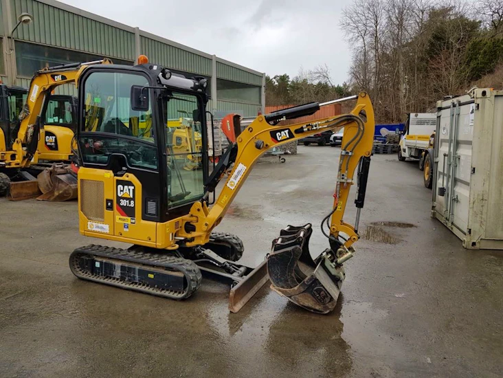 Stark och smidig minigrävare med 3 skopor