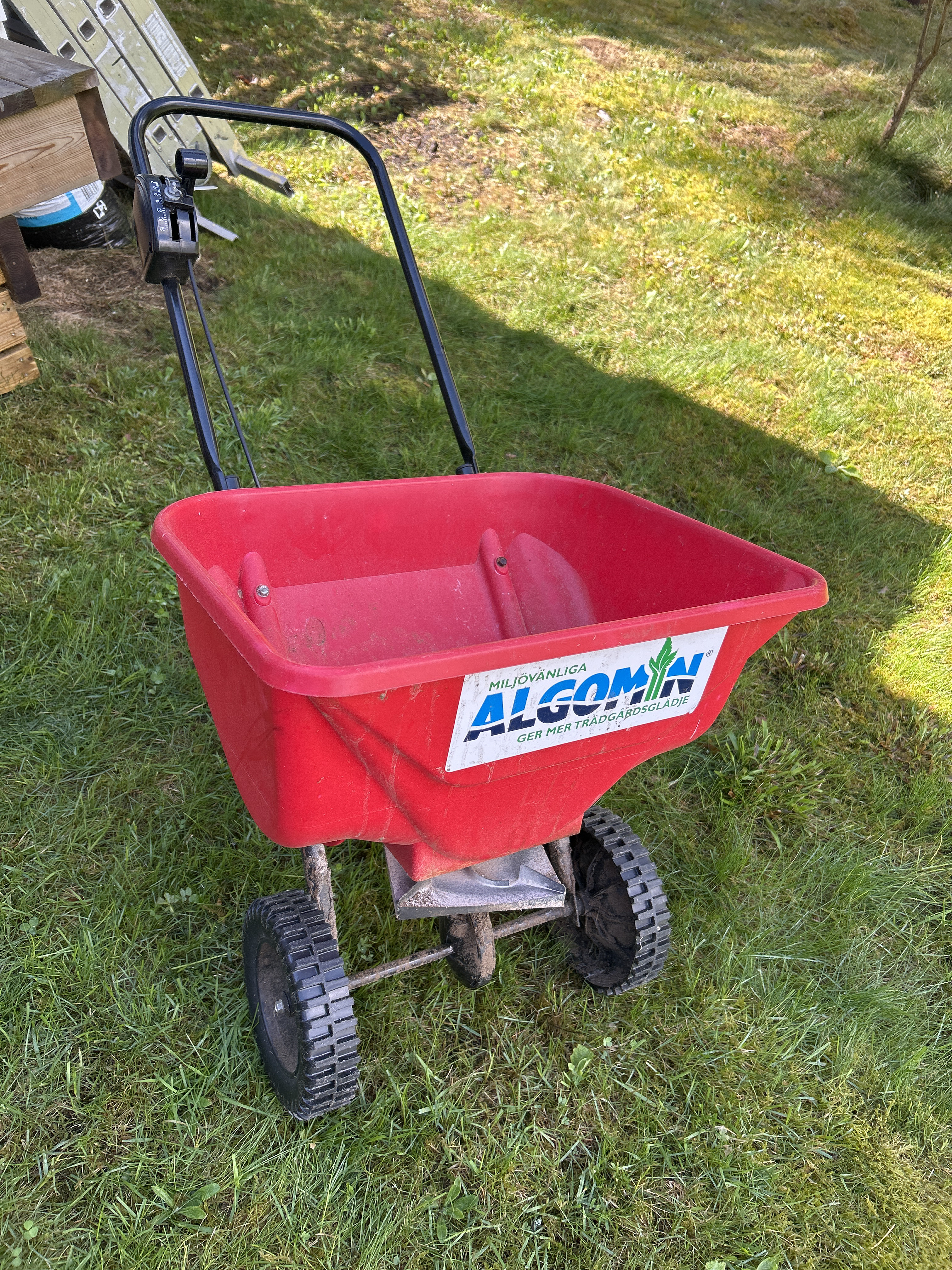 Algomin gödselspridare