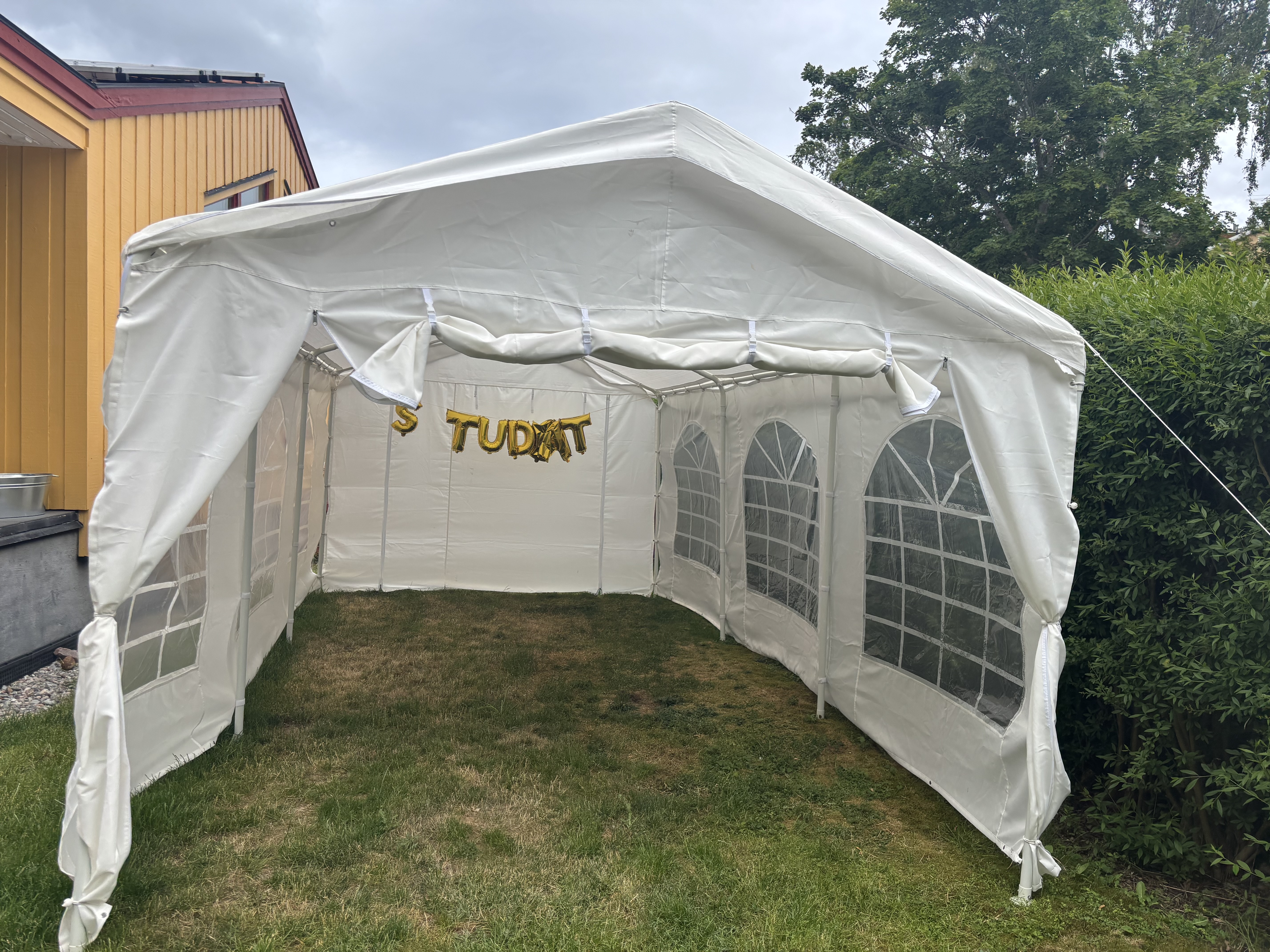 Stabilt partytält på 6 x 3 meter 
