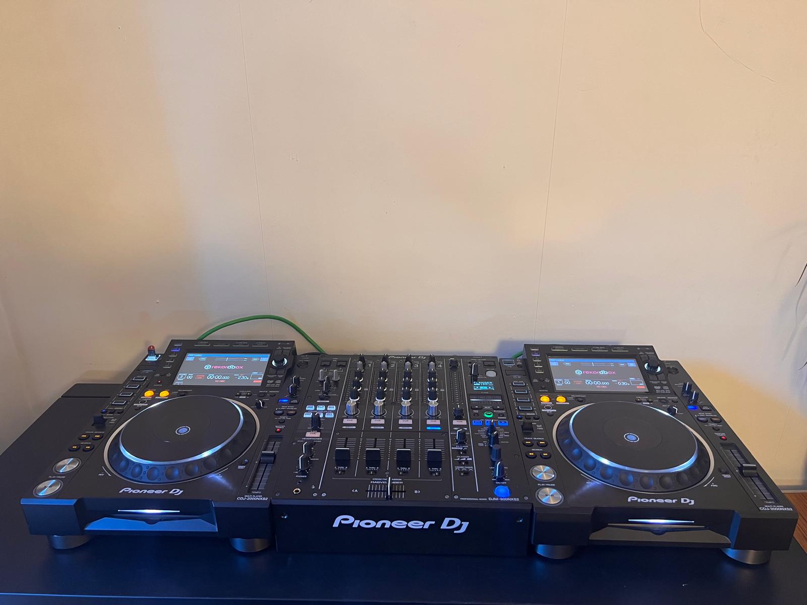 Cdj 2000 nexus 2’s & djm 900 nexus 2 mixer