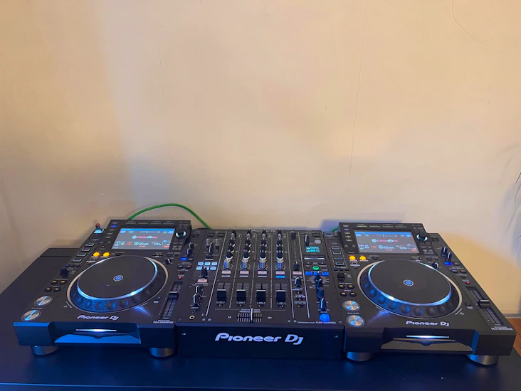 Cdj 2000 nexus 2’s & djm 900 nexus 2 mixer