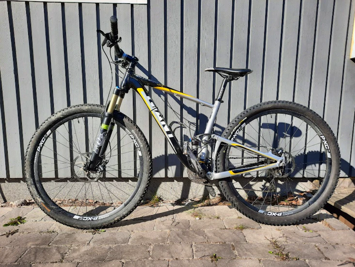 29 tum heldämpad mountainbike - giant