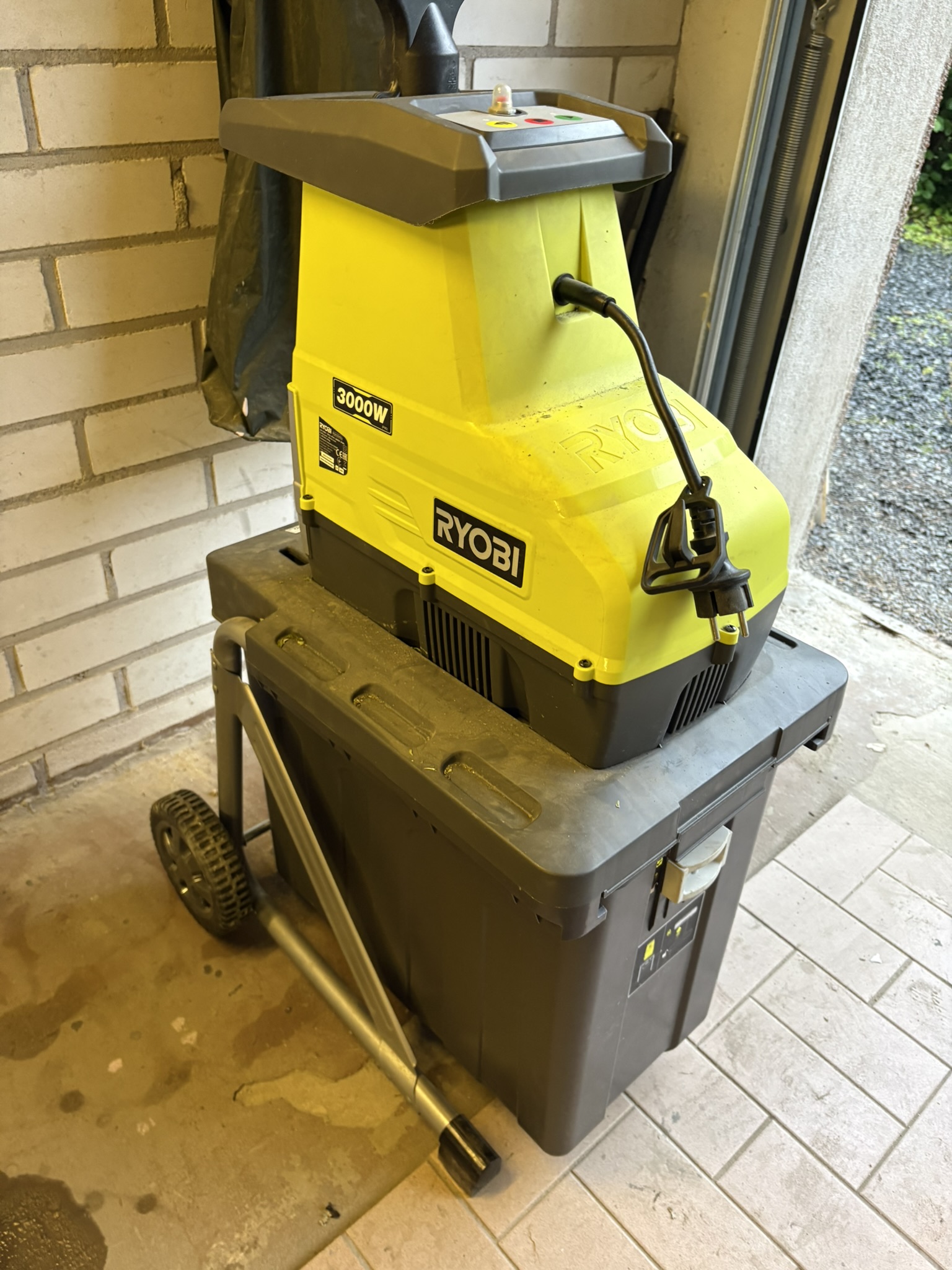 Ryobi 3000w hiljainen oksasilppuri, 45 mm kapasiteetti