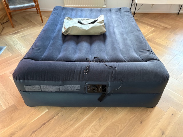 Uppblåsbar luftmadrass 203×152cm – med elpump