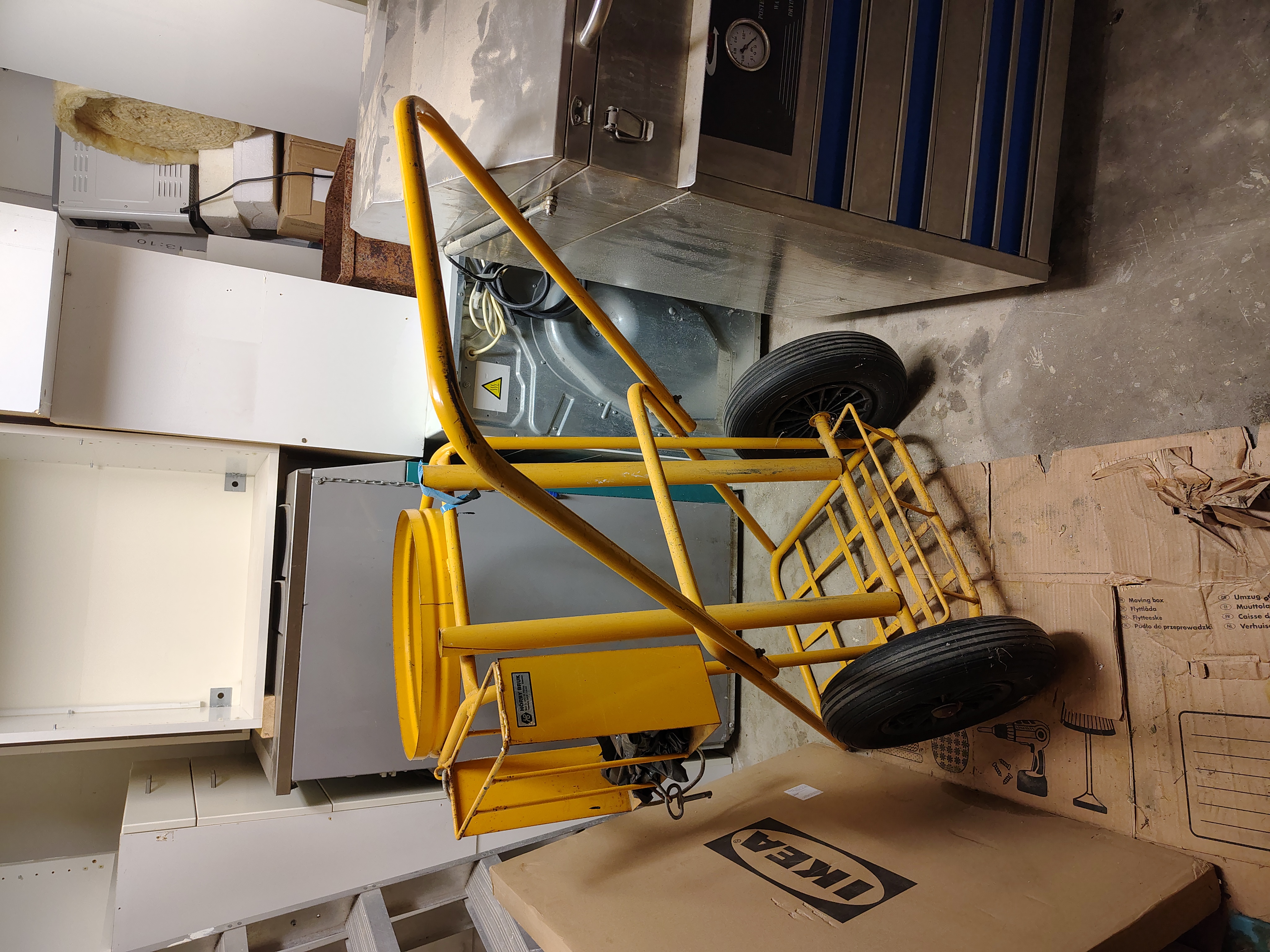 Vagn med stora hjul, perfekt att köra löv, skräp mm i trädgården!!