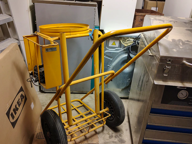 Vagn med stora hjul, perfekt att köra löv, skräp mm i trädgården!!