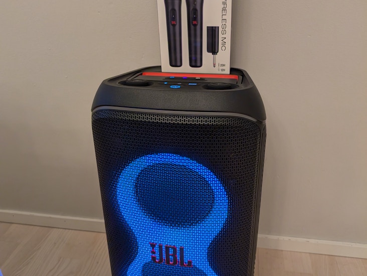 Jbl karaoke-kaiutin ja mikrofonit 2kpl