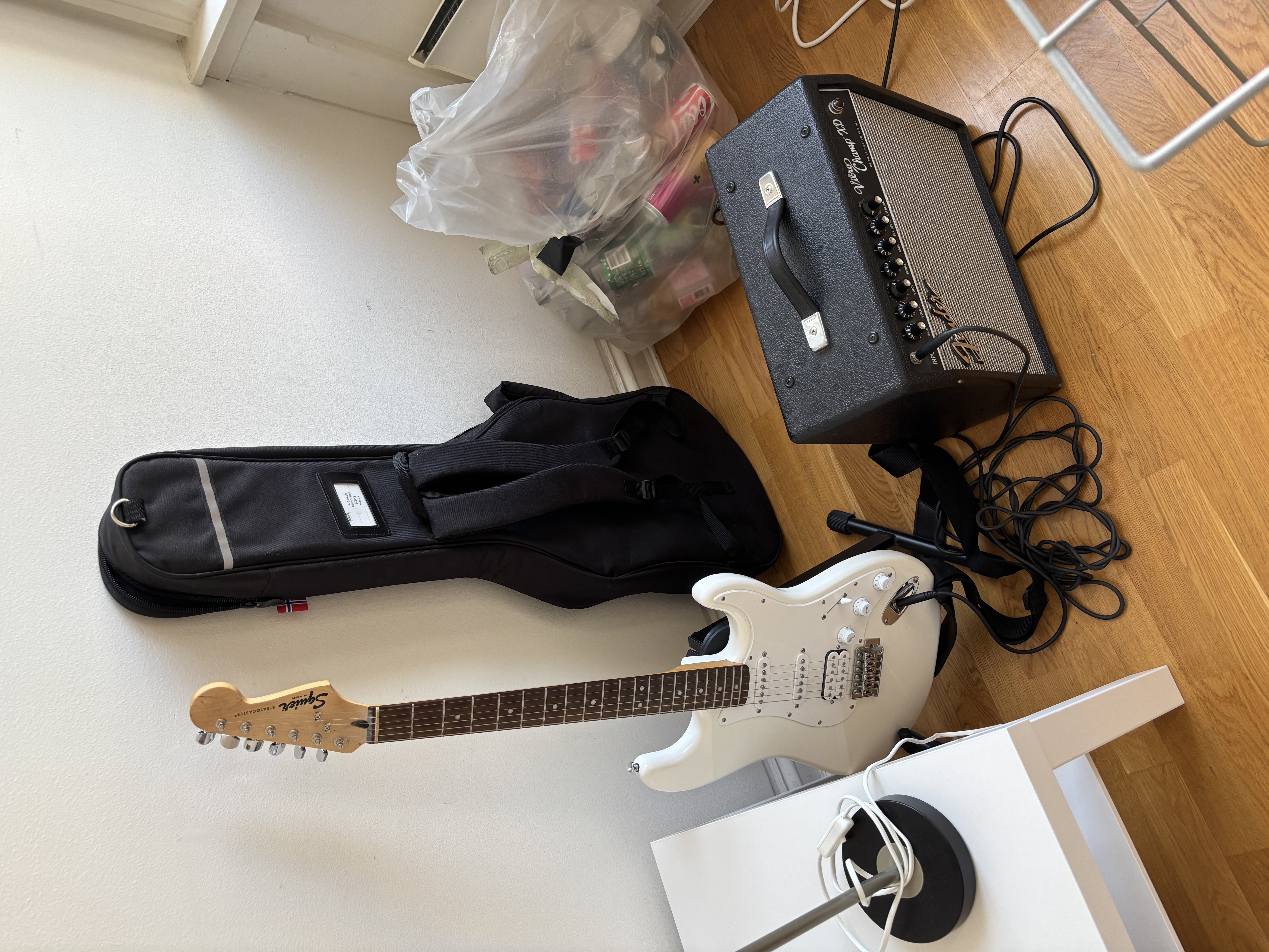 El gitar med forsterker