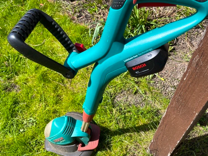 Batteridriven grästrimmer bosch
