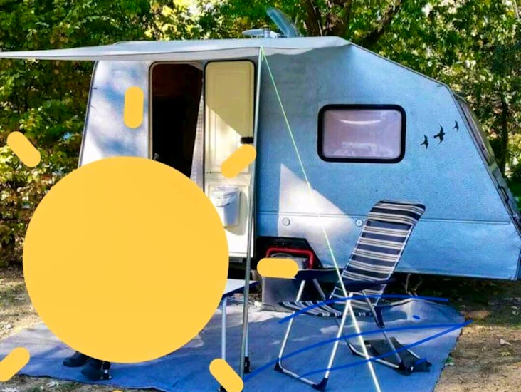 Let campingvogn med lækker stor seng til leje