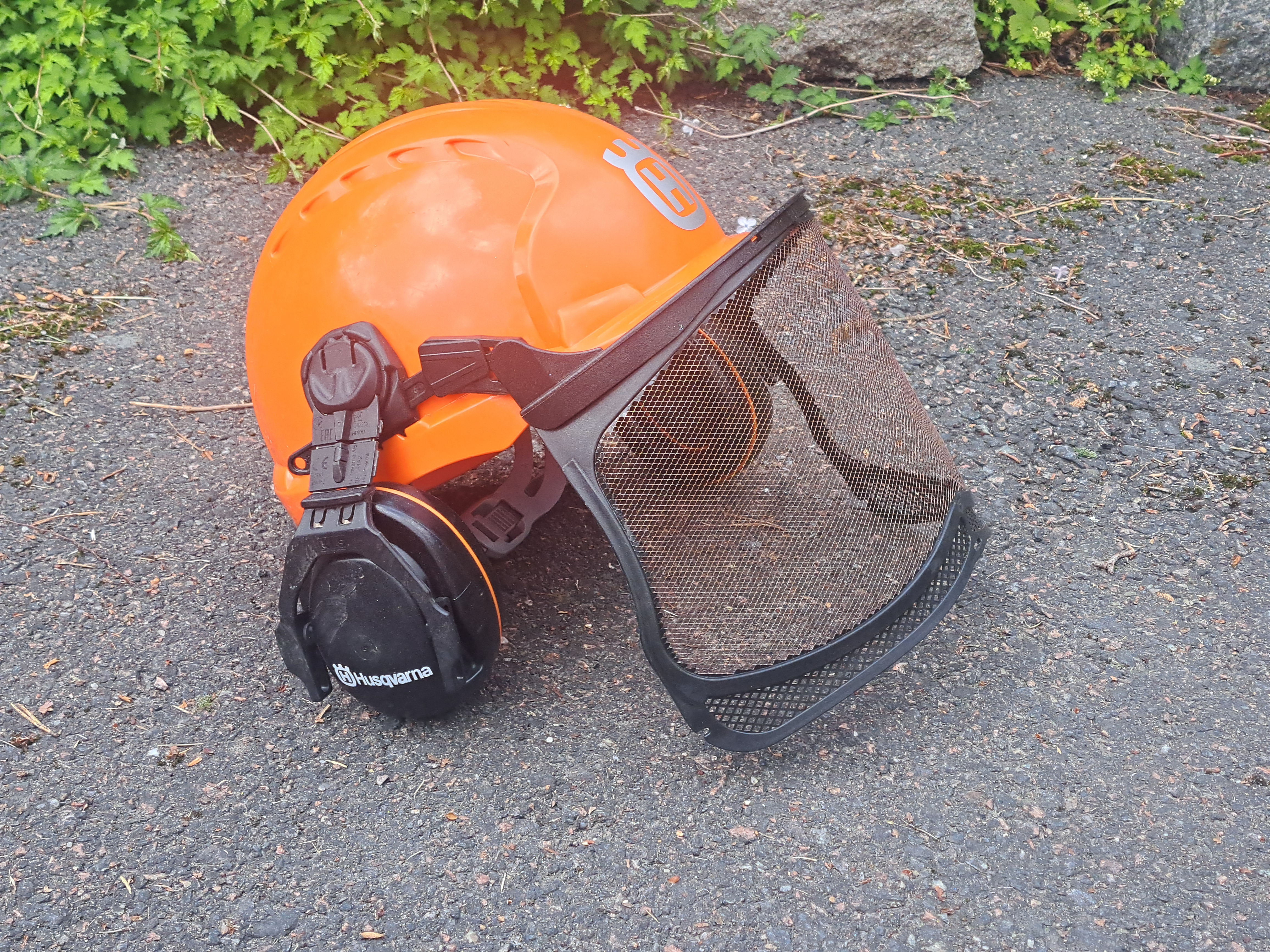 Skydshjälm med visir och hörselkåpor 