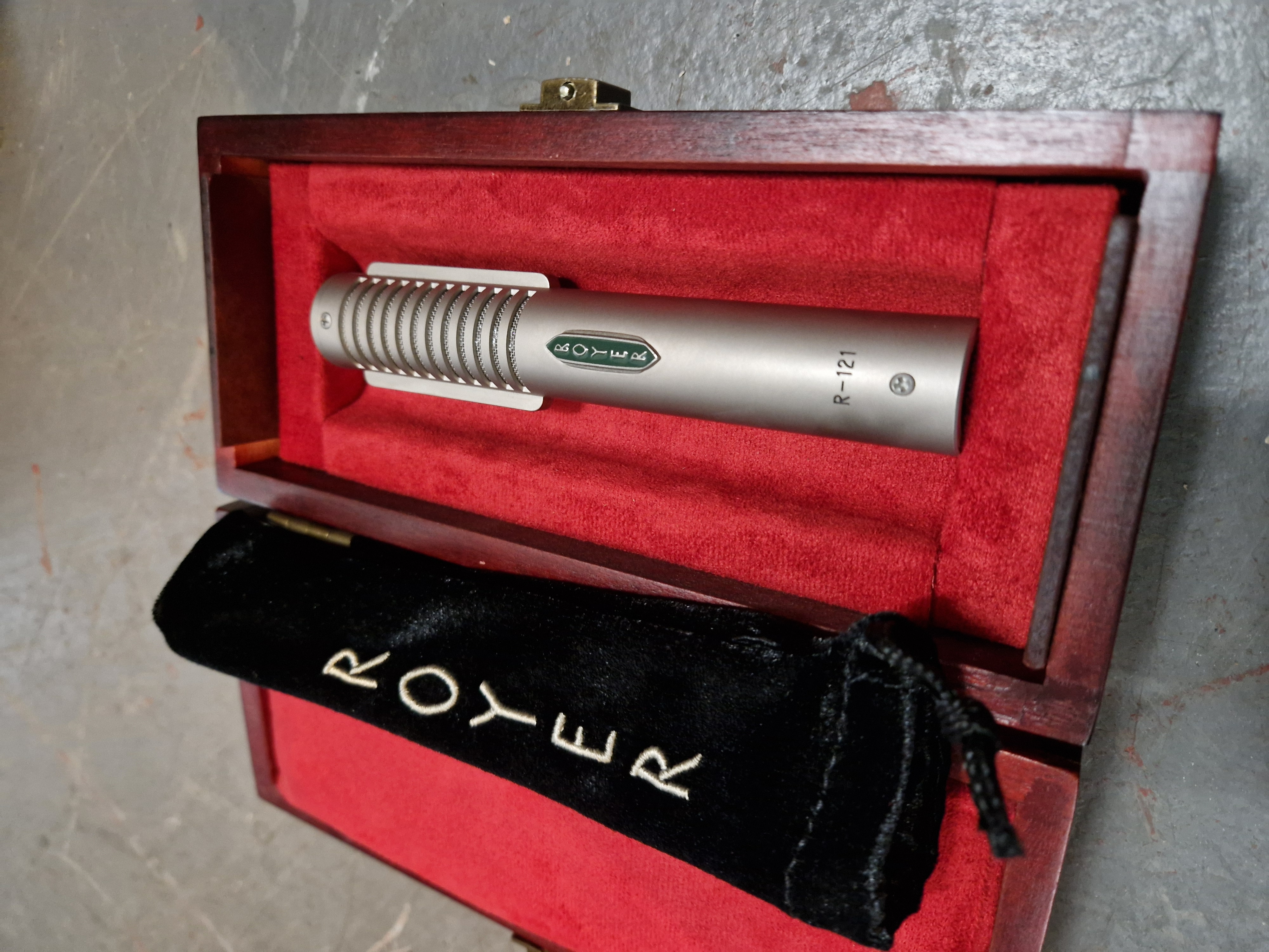Royer r121 ribbon microphone