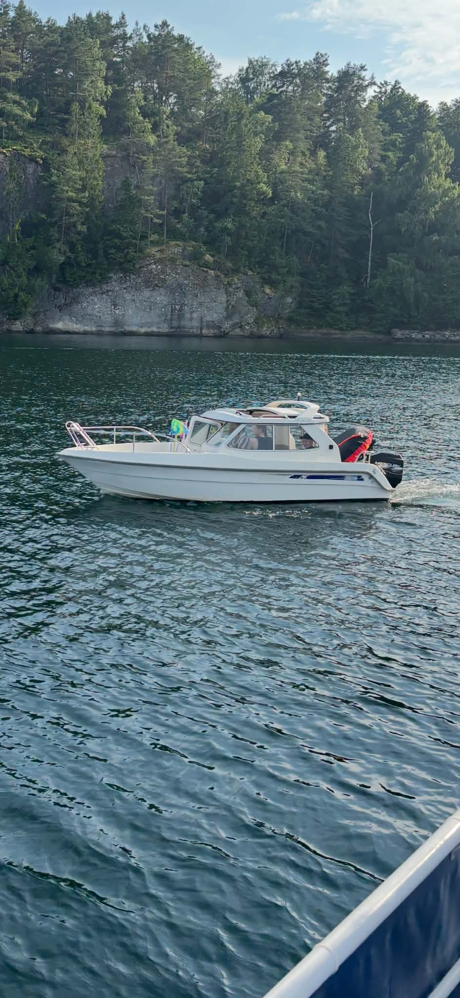 Hyttbåt för bad och fiske 