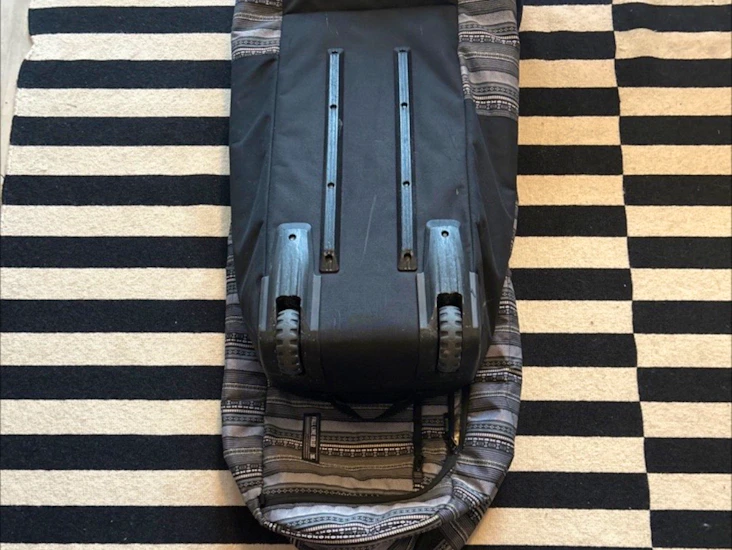 Dakine suksipussi pyörillä