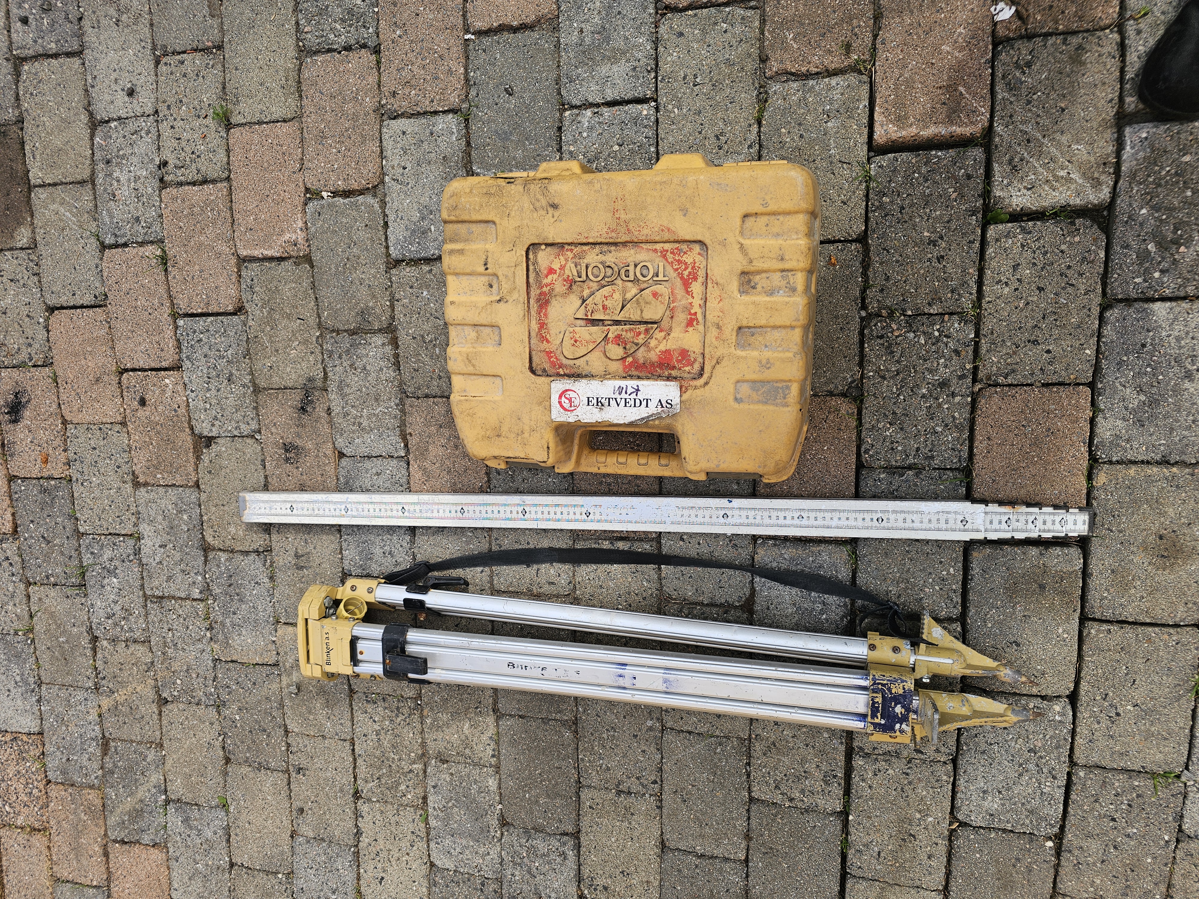 Rotasjonslaser med målestokk og stativ