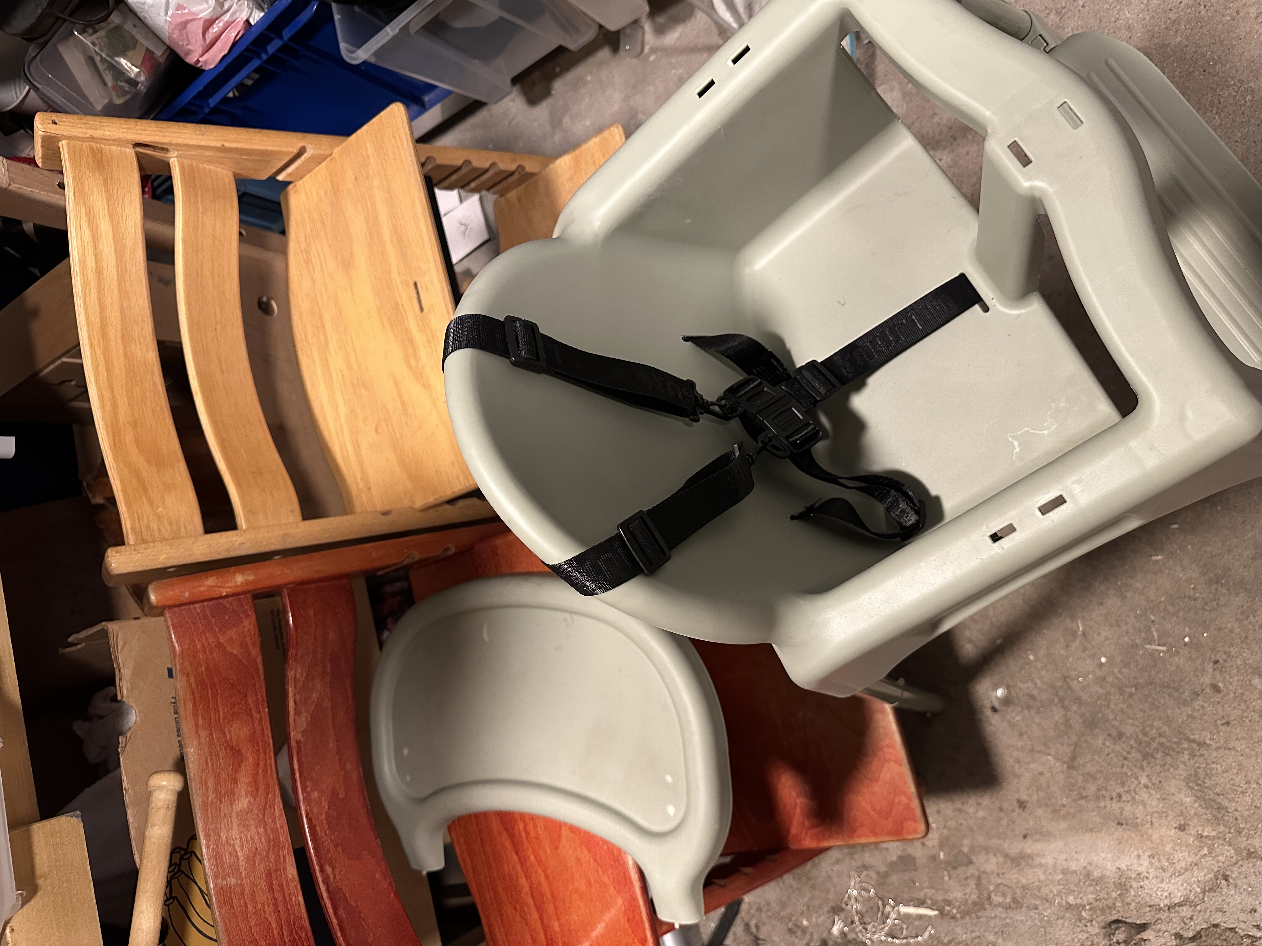 2 tripp trapp, 1 babystol/spisestol og 1 bordstol
