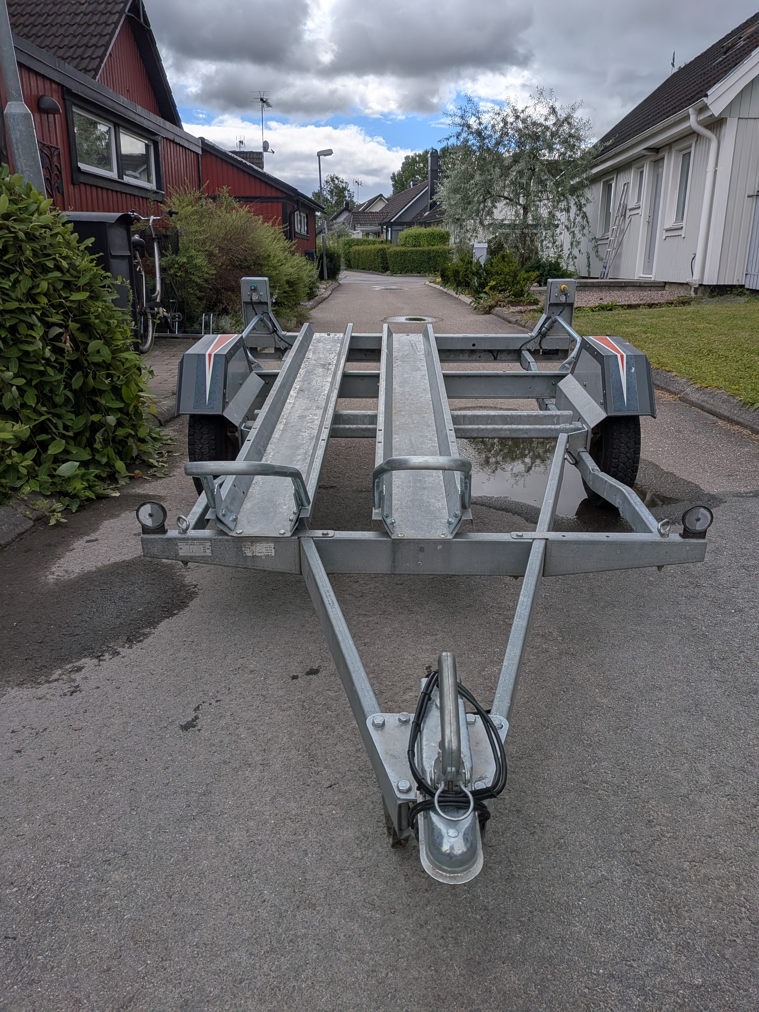 Mc släp för en eller två motorcyklar.