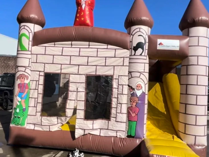 Hoppborg med rutschkana