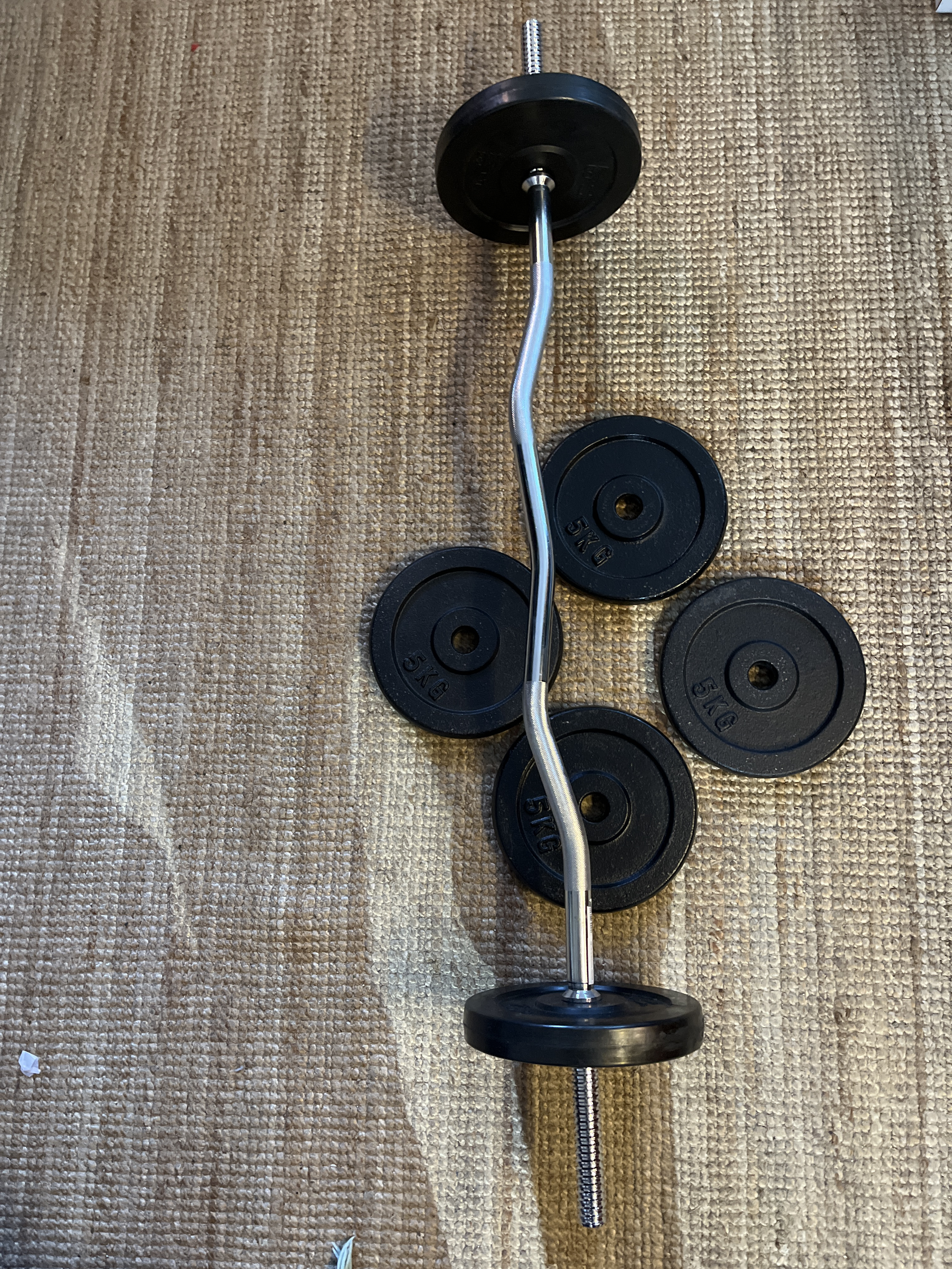 Skivstång/curlstång med upp till 52 kg fria vikter.